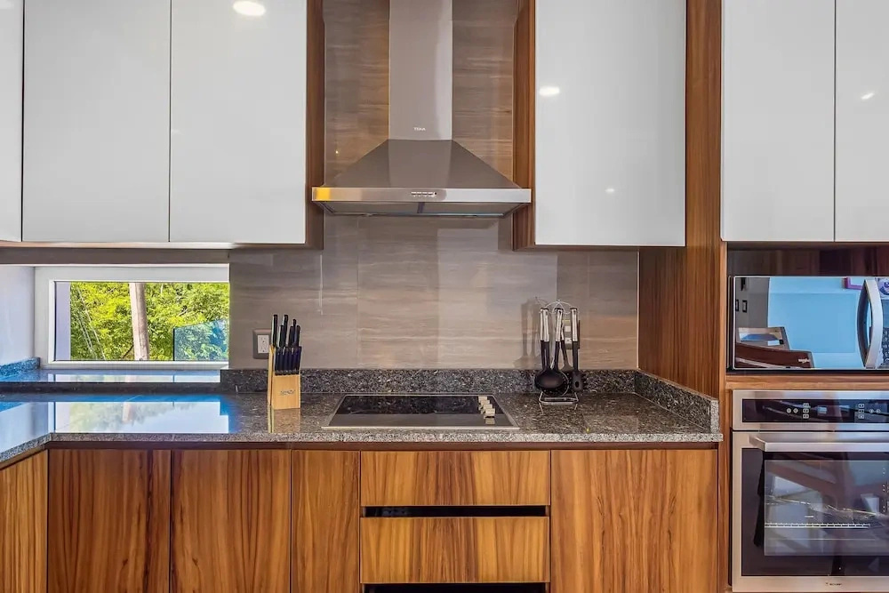 Luxurious 6th-floor Condo With Pool, Oceanfront Balcony & Water View