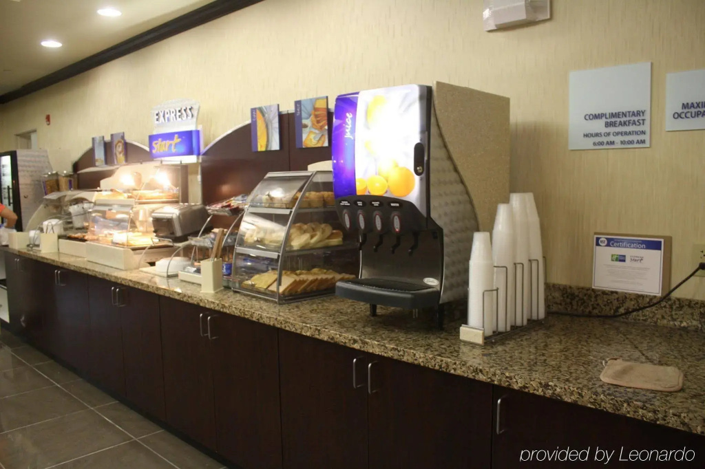 Holiday Inn Express & Suites Fairmont by IHG