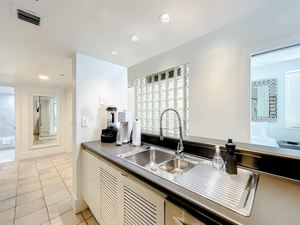 South Beach Bachelor Ette 7BR 4BA - 16 Single Beds