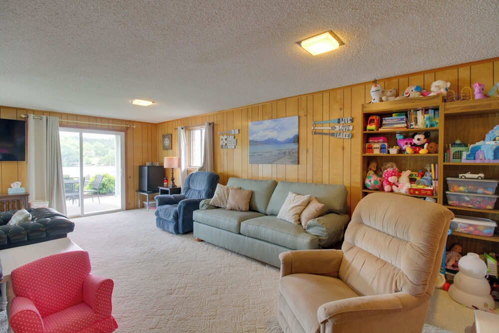Lakefront Hiwassee Home w/ Private Dock & Deck!