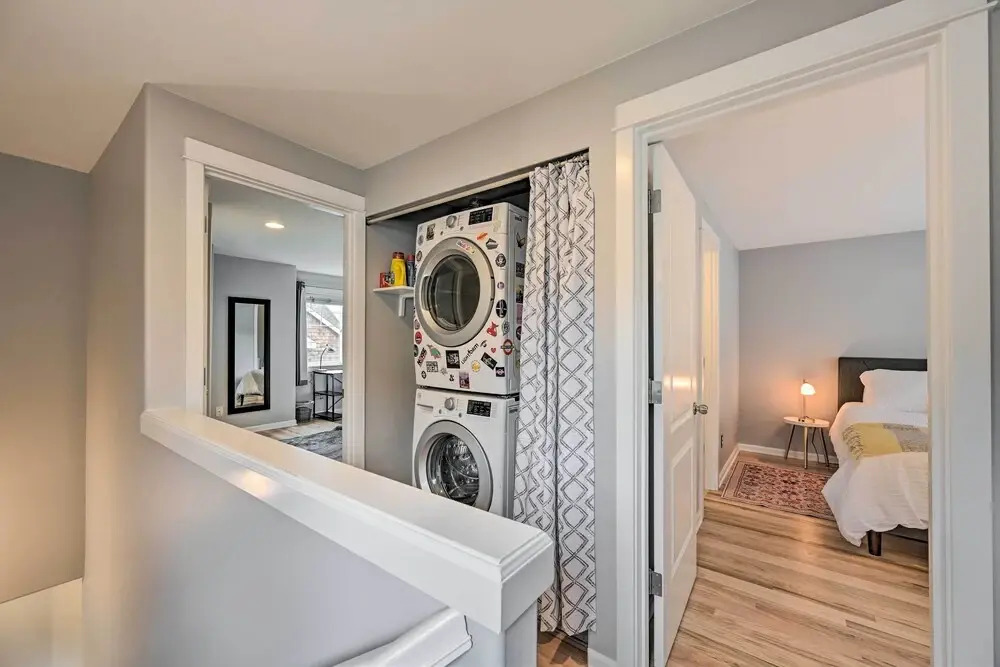 Pet-friendly Seattle Townhome < 1 Mile to Lake!