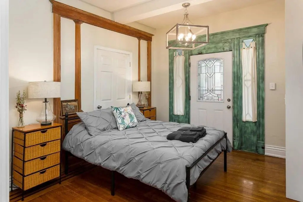 1858 Edgeland Avenue, Unit One
