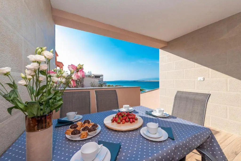 LUXURY APARTMENTS - LA VIR 3 & 4