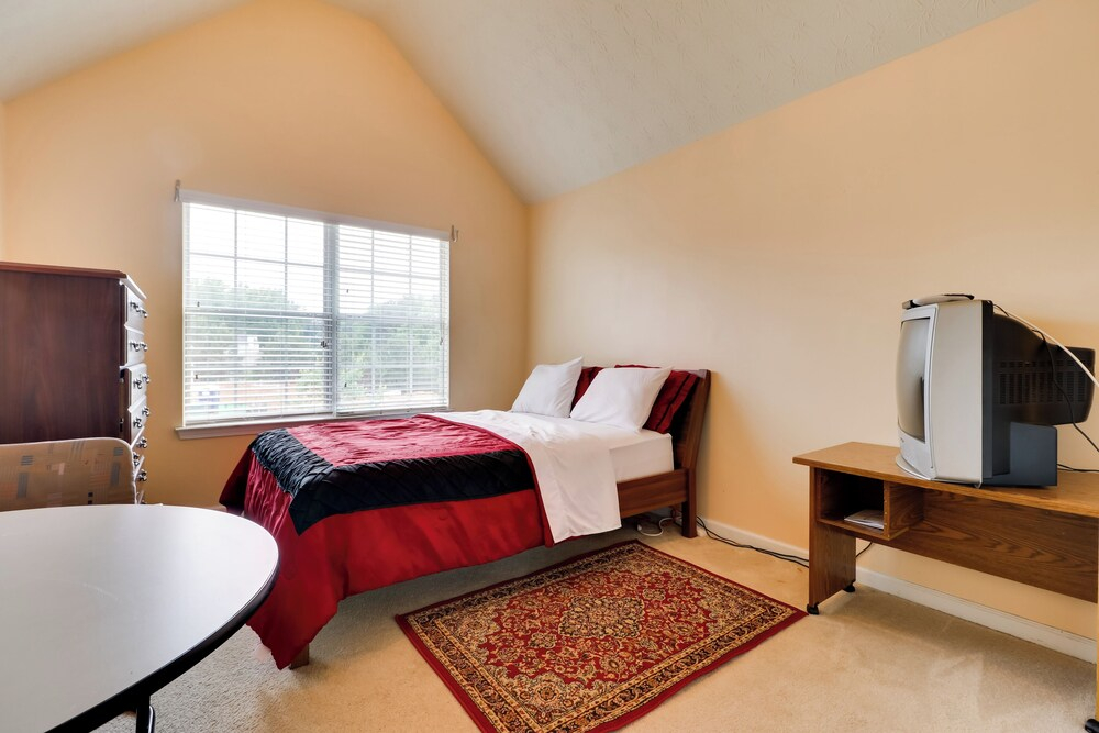 Suburban Atlanta Vacation Home - 20 Mi to Downtown