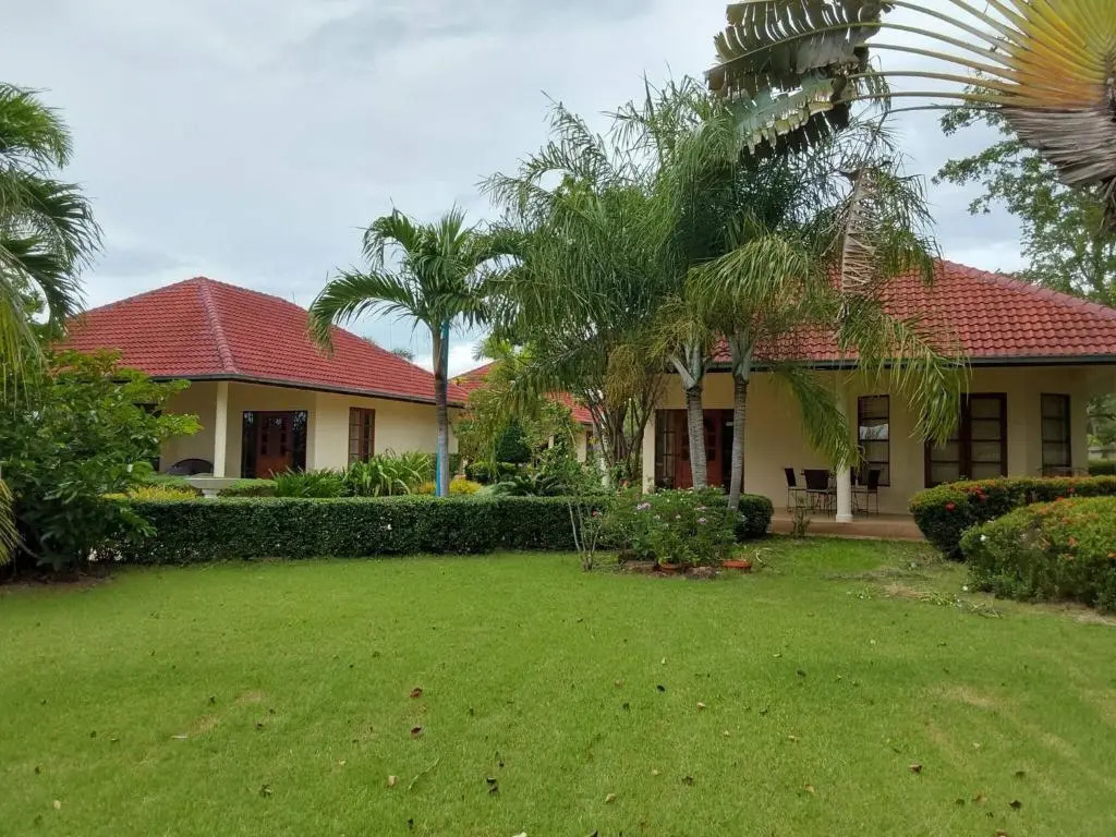 Schnes Bungalow mit gemeinschaftichem Auenpool und 2km vom Sandstrand enfernt