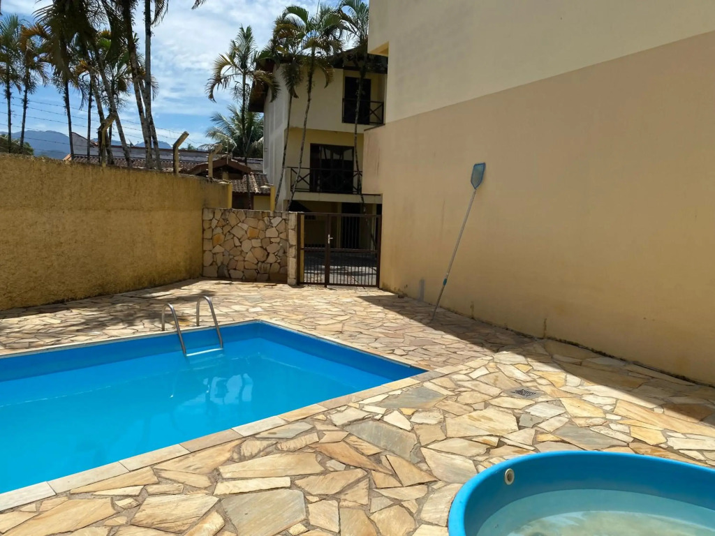 tríplex centro piscina churrasqueira e lava seca em Condomínio com 90m2