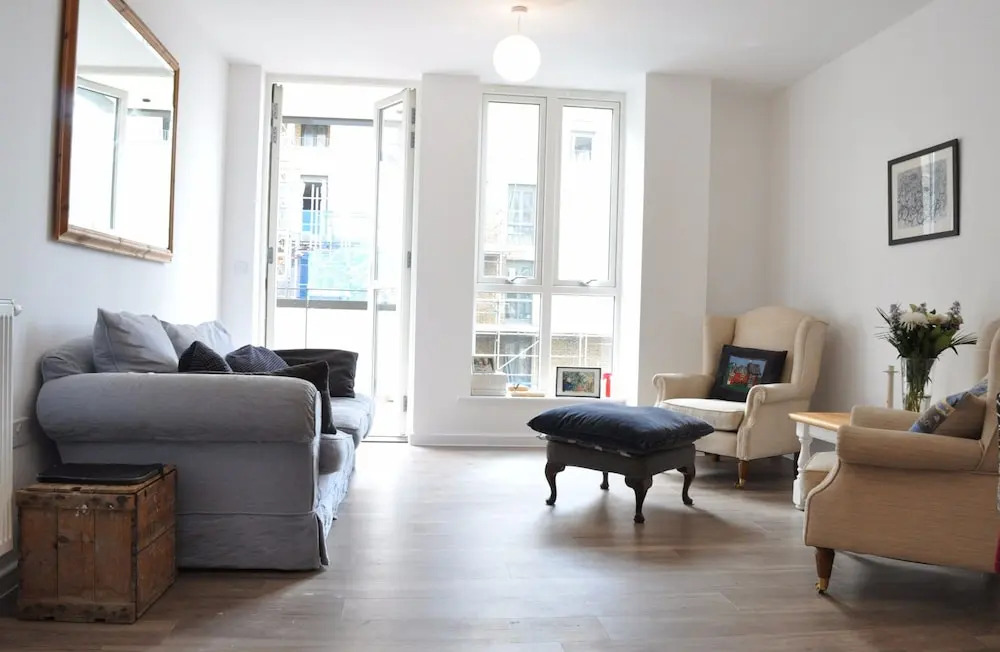 East London 2 Bedroom Flat With Balcony