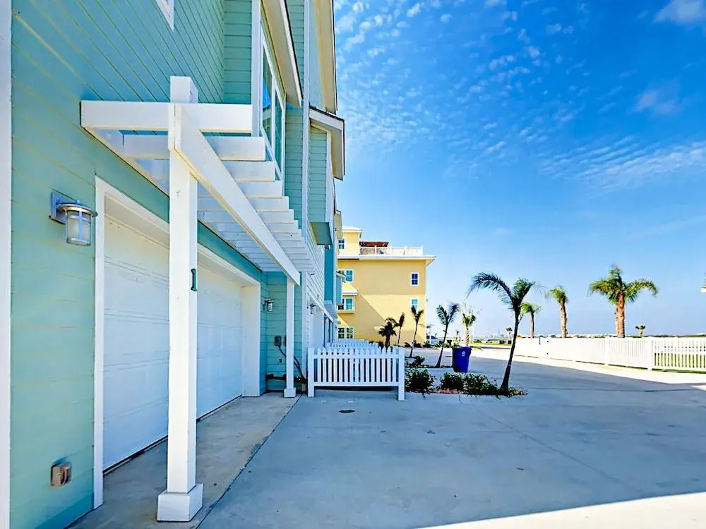 200 Piper Blvd Townhouse Unit C1 - 3 Br townhouse by RedAwning