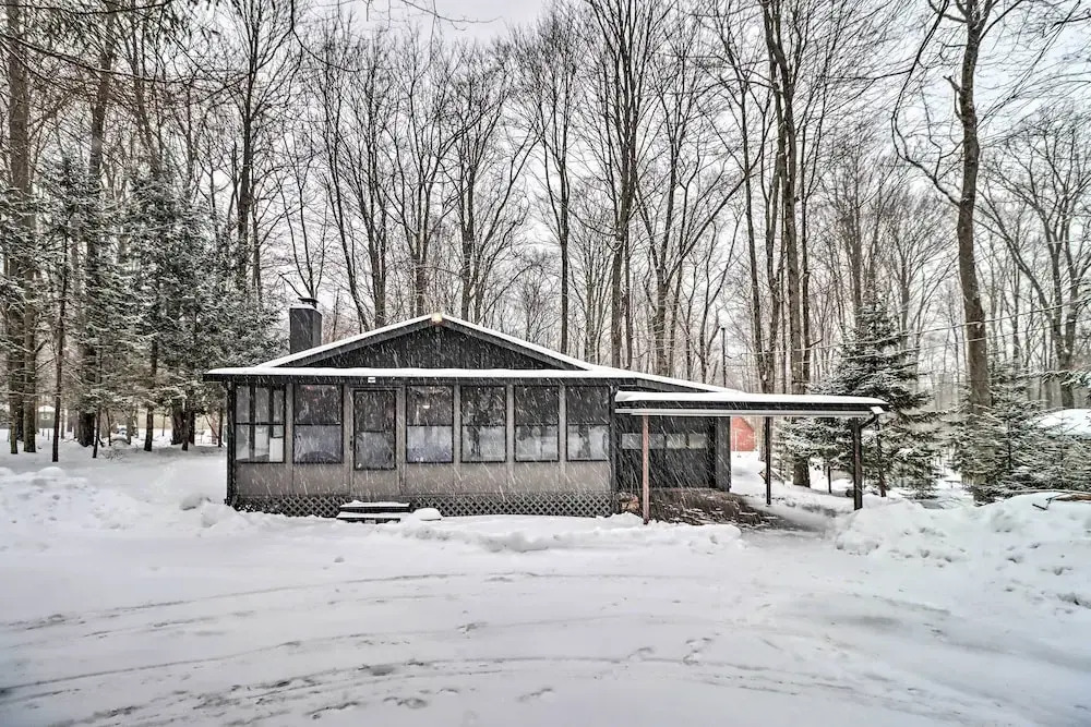 Near Skiing: Pocono Lake Cabin w/ Screened Patio