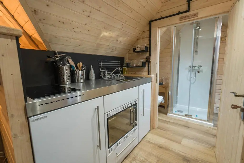 Hobbit Cabin for 2 - Outdoor Bath / Wood Burner