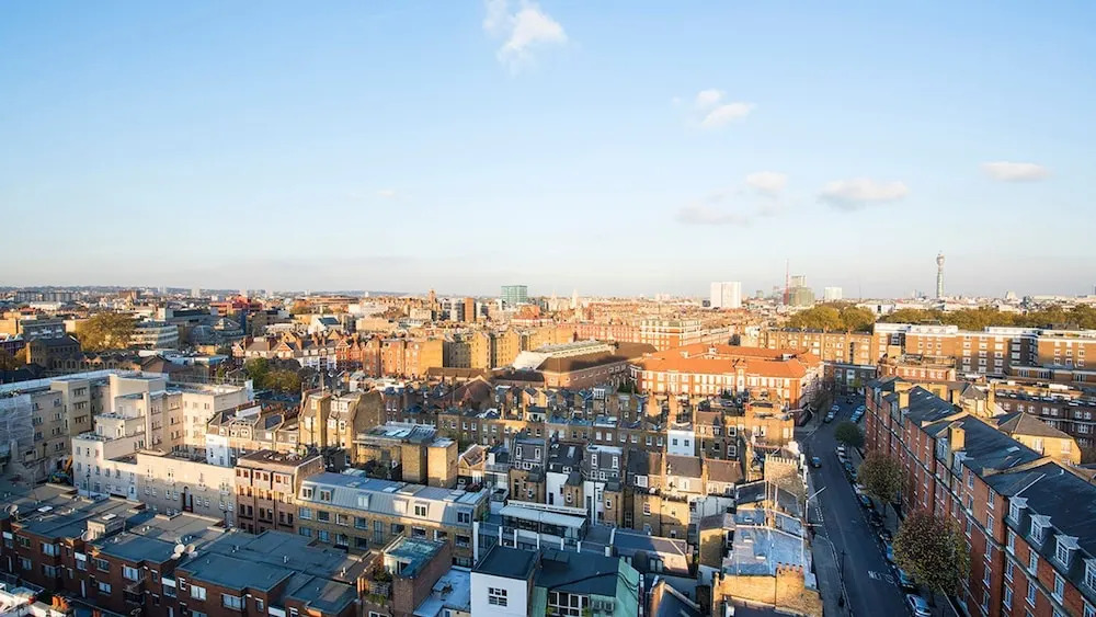 Bright Top Floor 2BR Central London – Great Views!