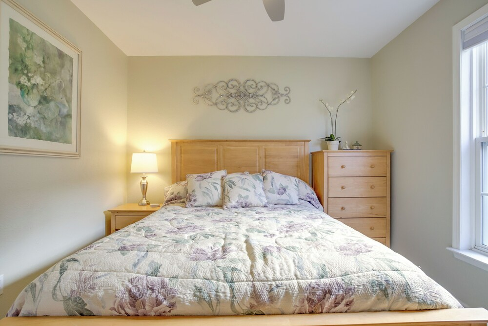 3 Mi to Bethany Beach: Gem w/ Deck & Pool Access