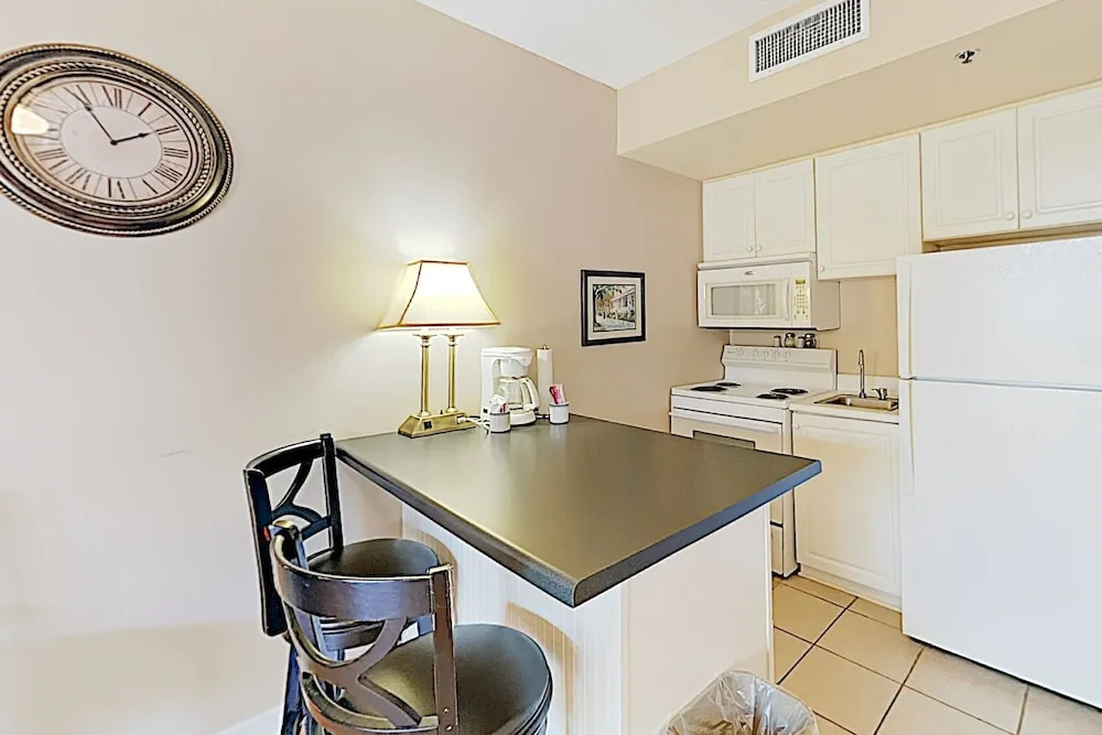 New Listing! Lovely River-view W/ Balcony 1 Bedroom Condo