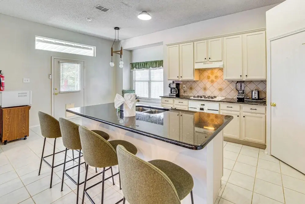Group-friendly Grand Prairie Home w/ Perks!