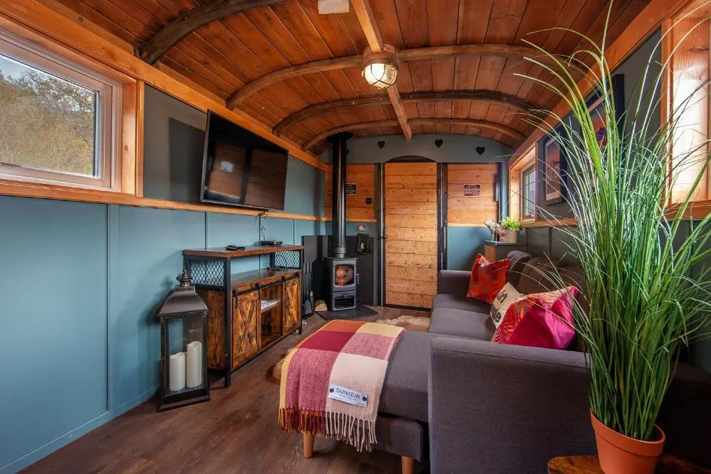 Appin Holiday Homes - Lodges, Shepherds Hut and Train Carriage stays