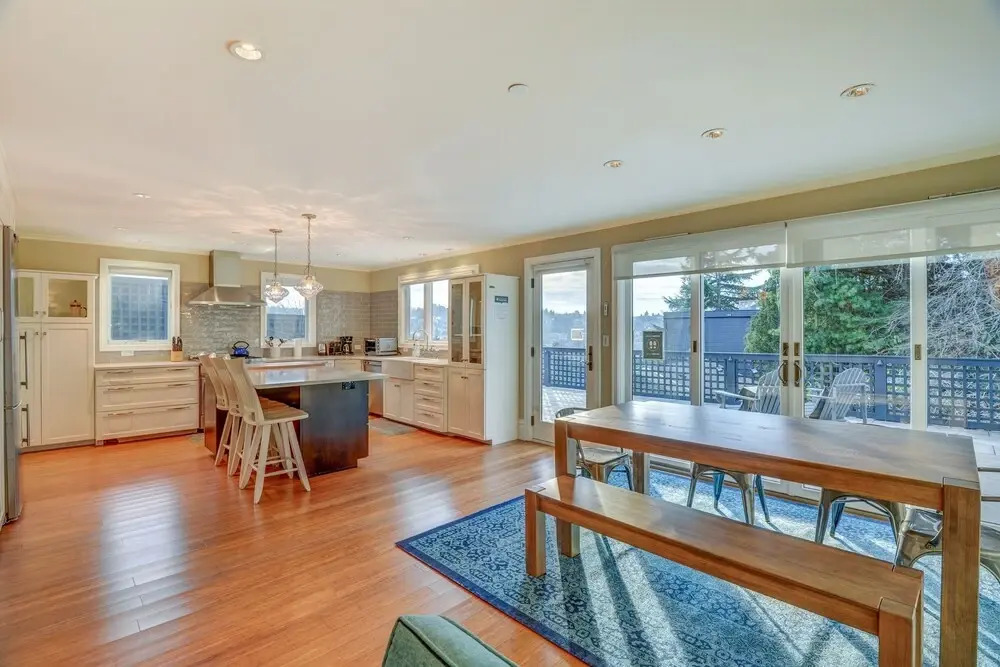 "the Fremont Lookout" W/ Deck & Gourmet Kitchen! 2 Bedroom Apts by Redawning