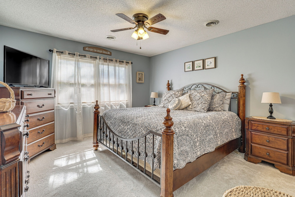 Oak Island Home w/ Fenced Yard, Walk to Long Beach