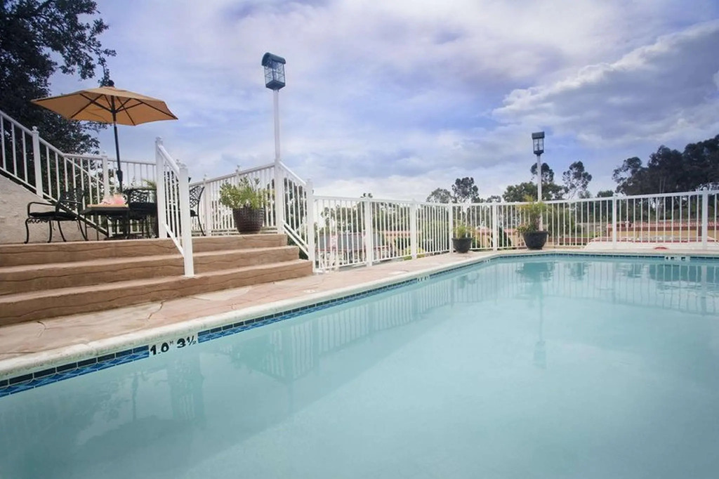 Best Western Plus Marina Shores Hotel