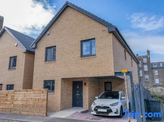 Lochee 2 - Large 4 Bedroom House with 6 Beds and 3 bathrooms, TVs in each room, Free Parking