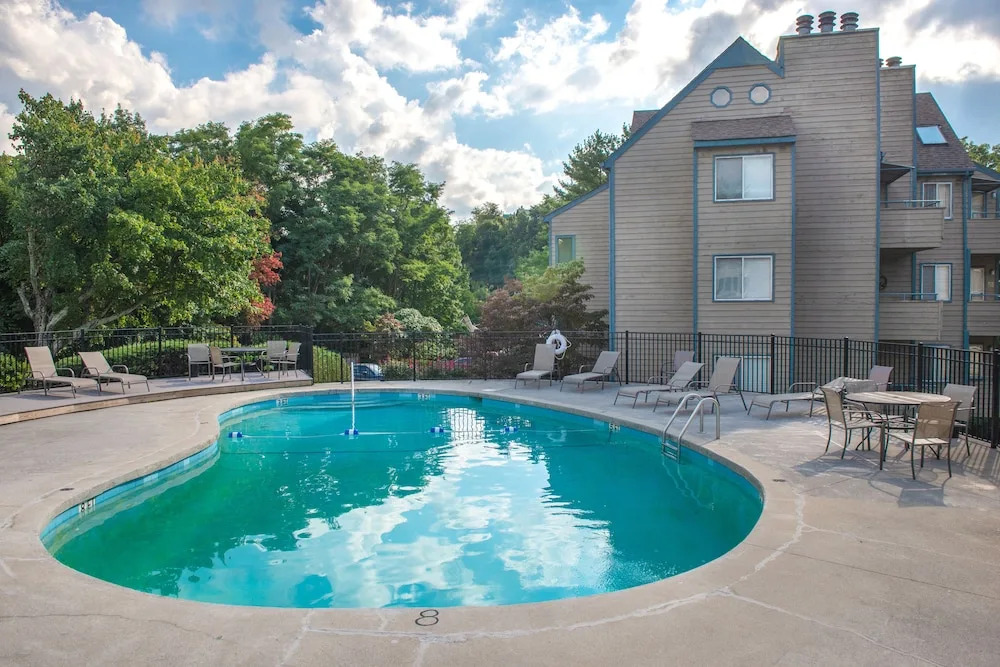 The Summit 5307 / INDOOR AND OUTDOOR POOLS