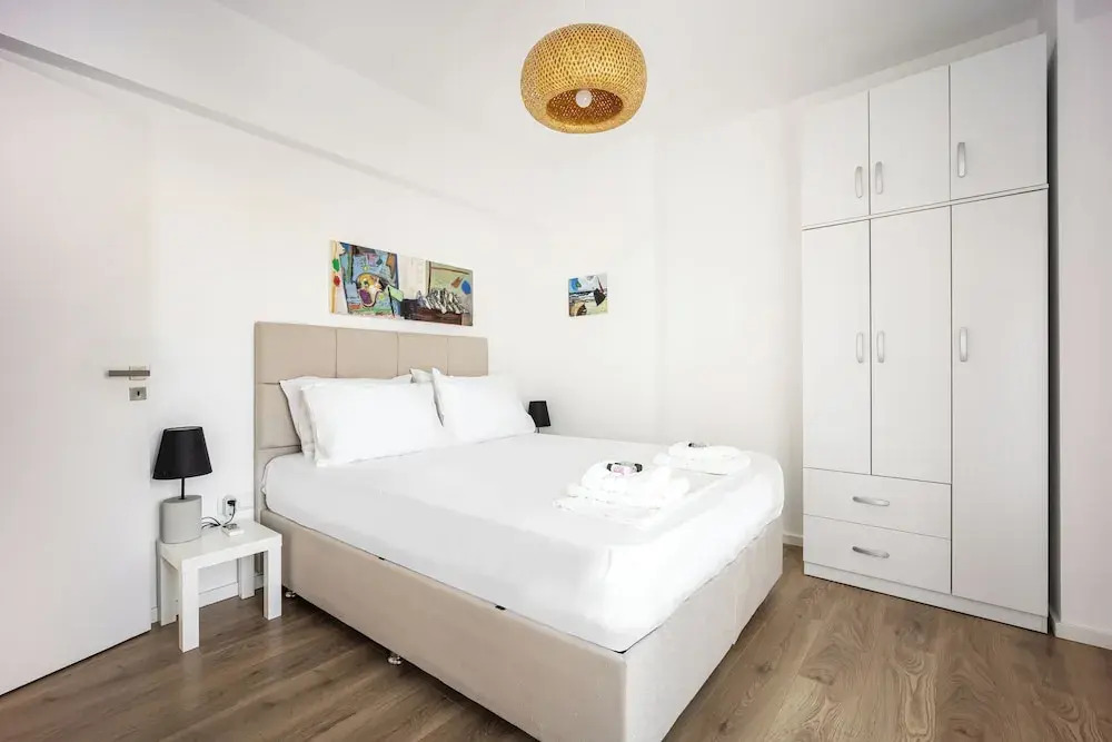 Cozy 2BR Near Metro Acropolis View