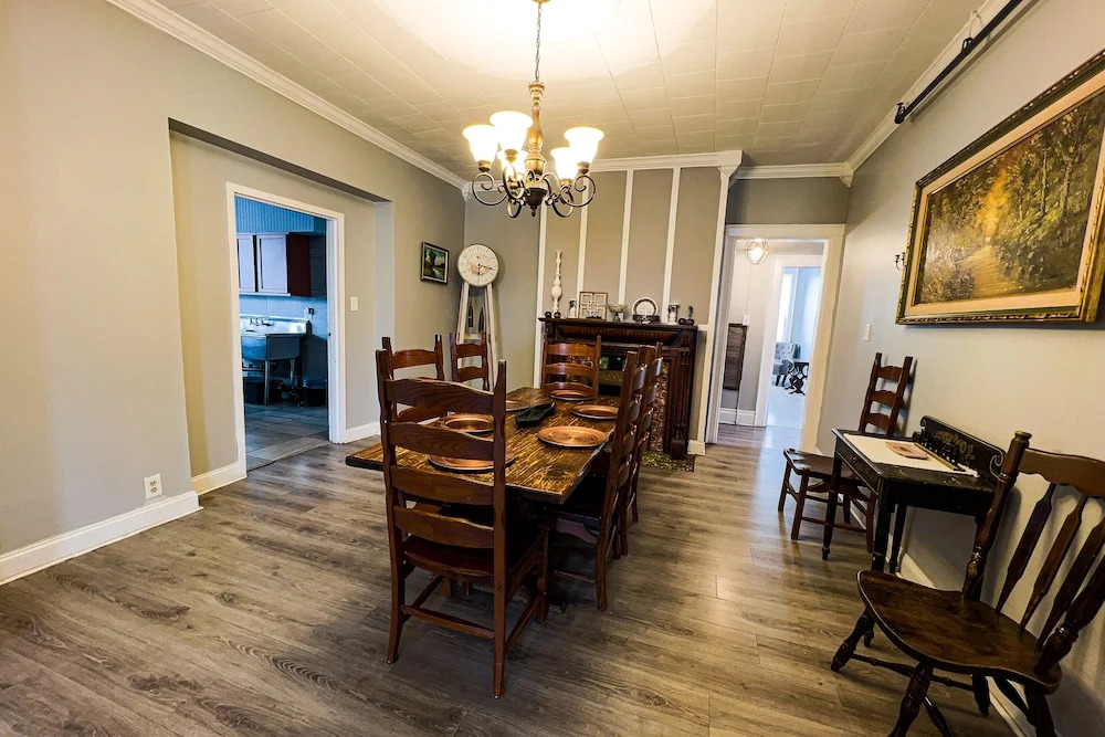 THE 1023 With Private Yard & Parking, Near Falls & Casino by Niagara Hospitality