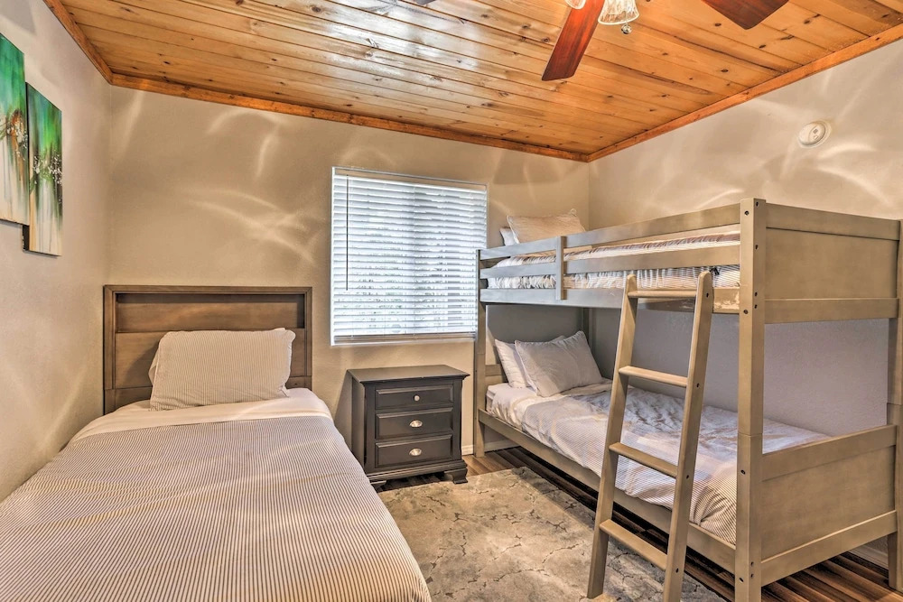 Remodeled Crestline Retreat: Walk to Lake Gregory!
