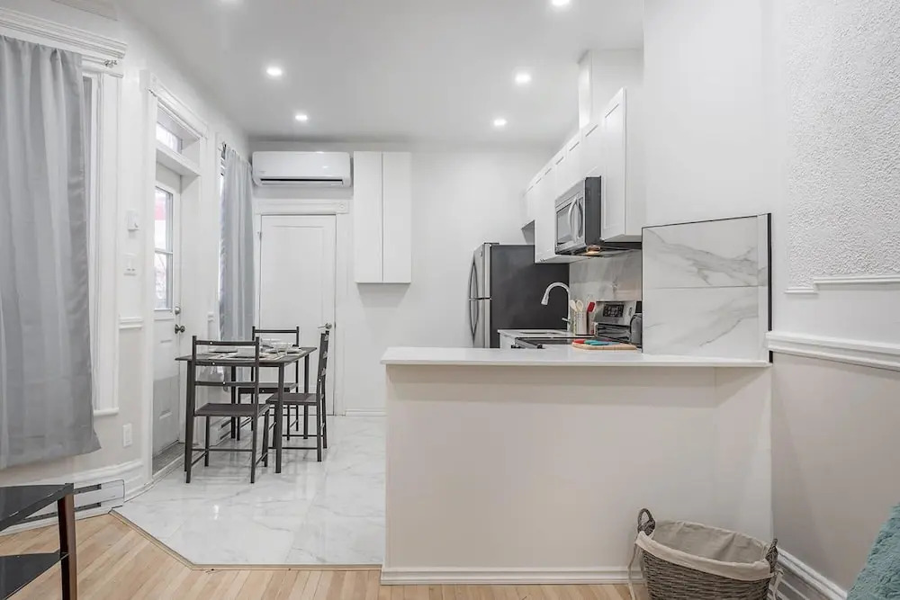 Cozy and Best 4bedr in the of MTL Free Parking
