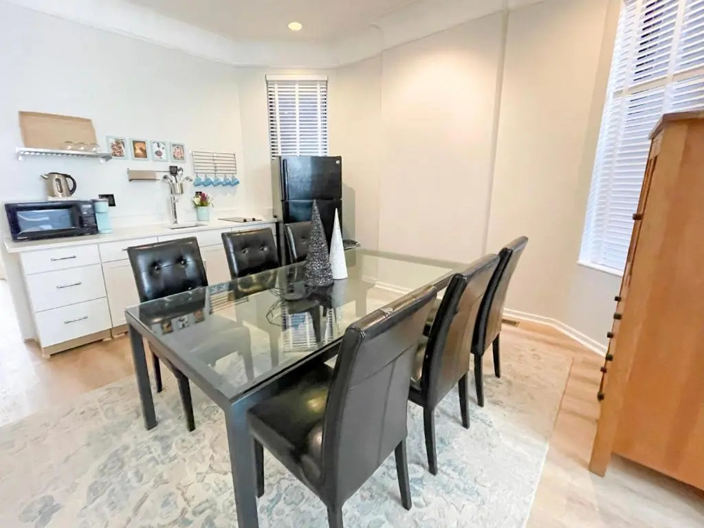 Wrigleyville Friends Unit - 5bdrm