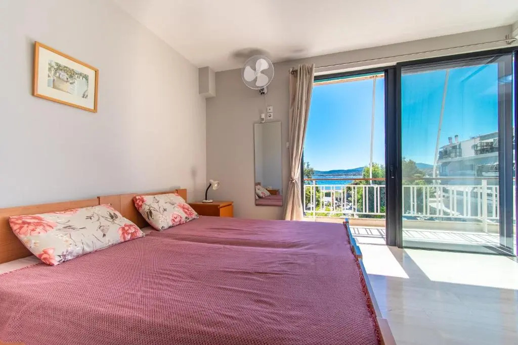 Lavish & Spacious APT with Stunning Seaview, 10 Min ATH Airport