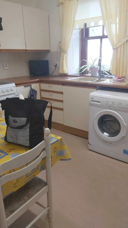 Spacious 3 Bedroom House With Outdoor Patio Area for Outdoor Dining and Wifi
