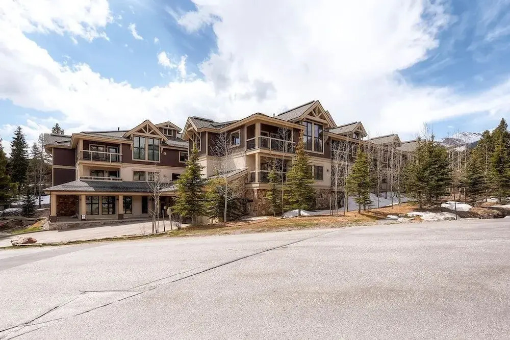 Tyra Riverbend 111 Condo by Redawning