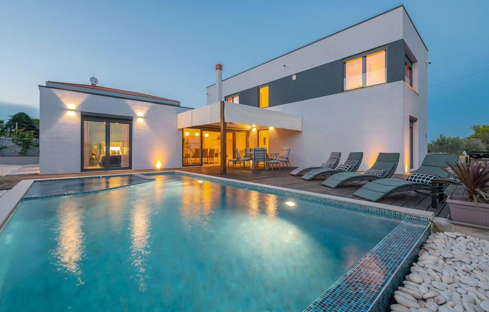 Nice Home in Medulin with Outdoor Swimming Pool, Hot Tub & 4 Bedrooms
