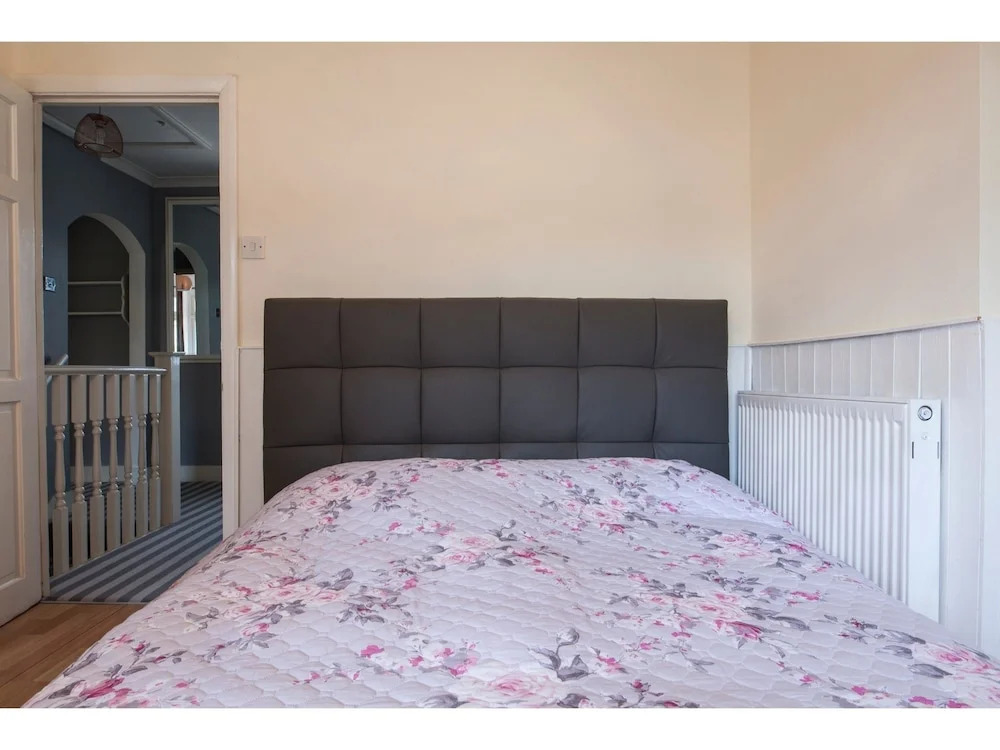 Spacious 3-br House W/conservatory in Greenwich