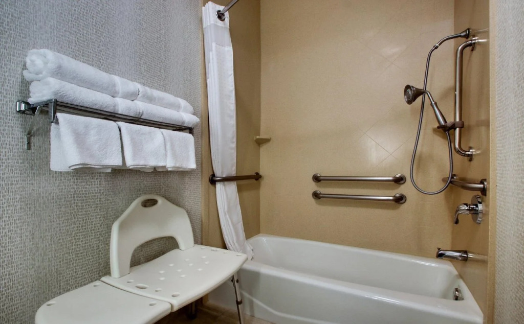 Holiday Inn Express Hotel & Suites Vernon College Area by IHG