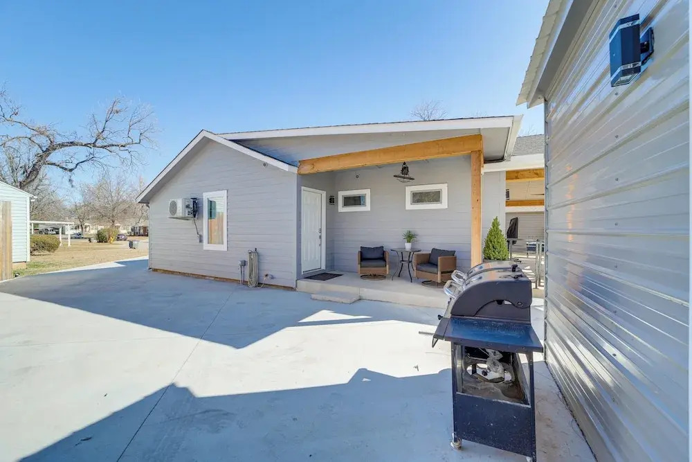 Walk to Gathering Place & Brookside: Tulsa Studio