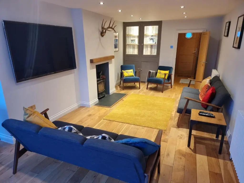 Neet Retreat - sleeps 7 next to beach