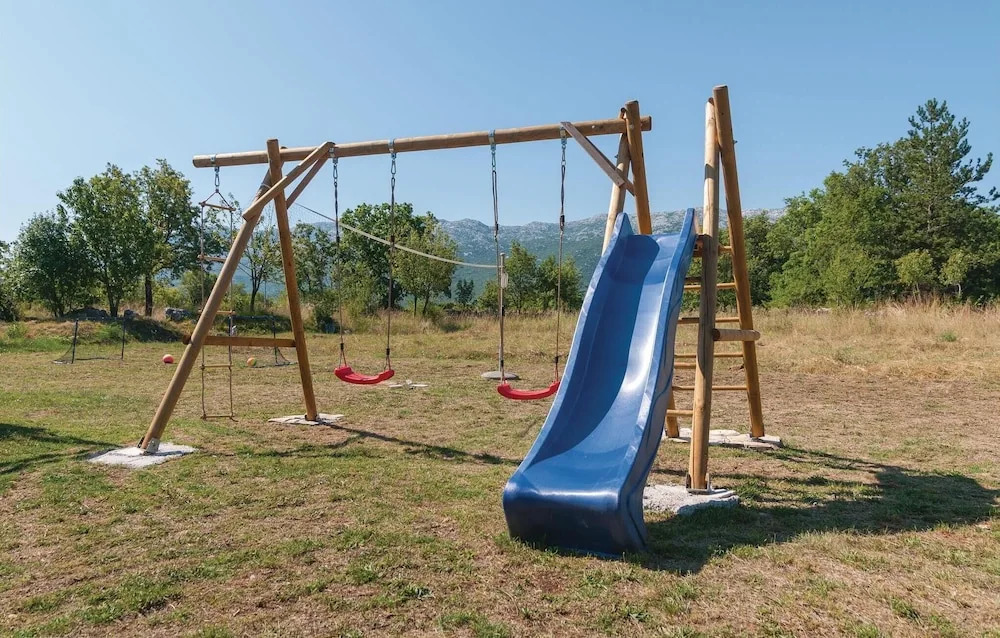 Awesome Home in Dugopolje With Wifi and 5 Bedrooms