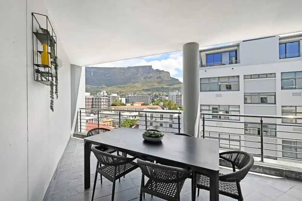 Modern 3-bed Apt Designer Touch Mountain Views