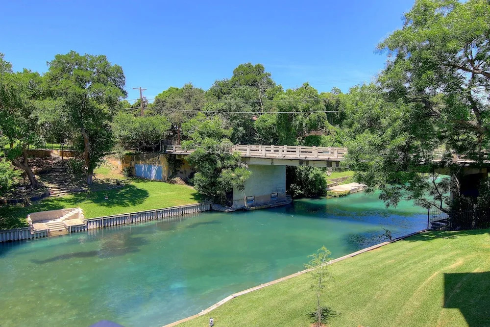 Ic 209 Comal Escape 2 Bedroom Condo by RedAwning