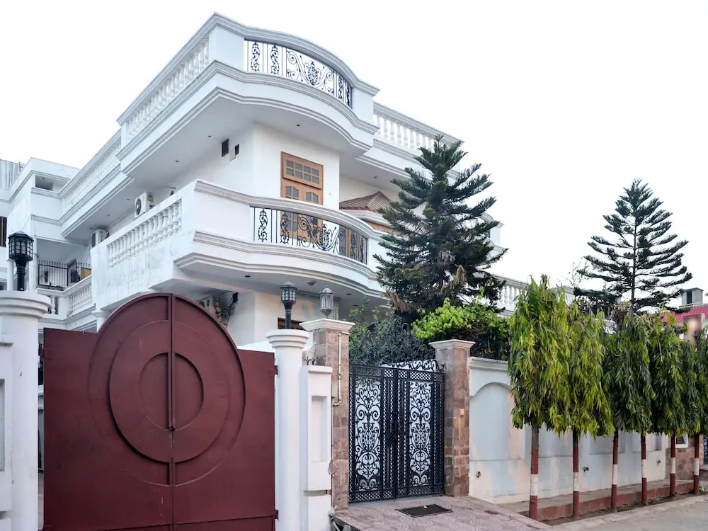 OYO Rooms Vishal Khand 4
