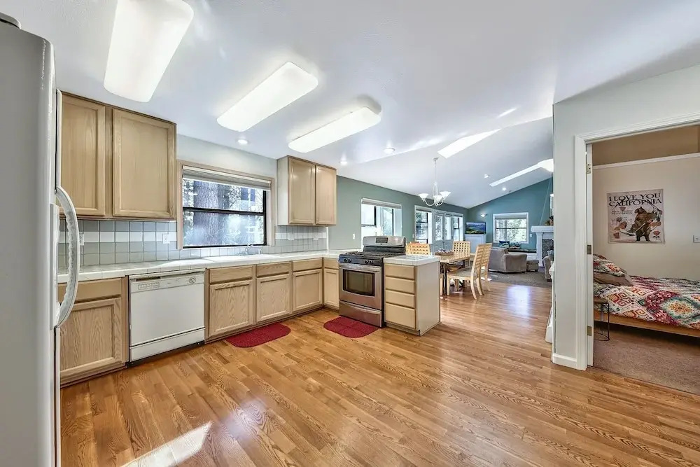 Bright, Rustic And Spacious 2br - Near The Beach 2 Bedroom Home by Redawning