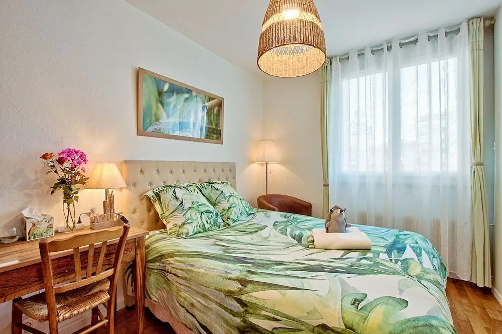 A découvrir ! NATURALBNB - Chambres dhôtes climatisées au calme - Top confort et reposant - PARKING GRATUIT SECURISE - Garage vélos et motos - OFFERT COPIEUX PETIT DEJEUNER fait maison sucré-salé, local et bio - Accueil et convivialité garantis