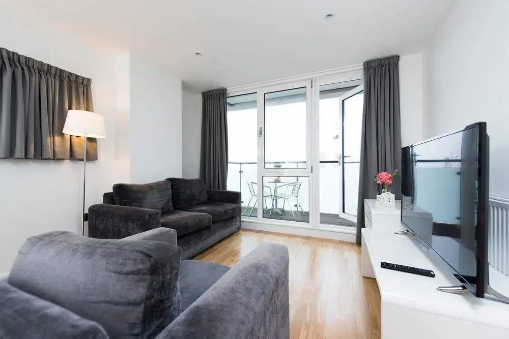 Modern 3BR Flat in Stratford With Great Views!