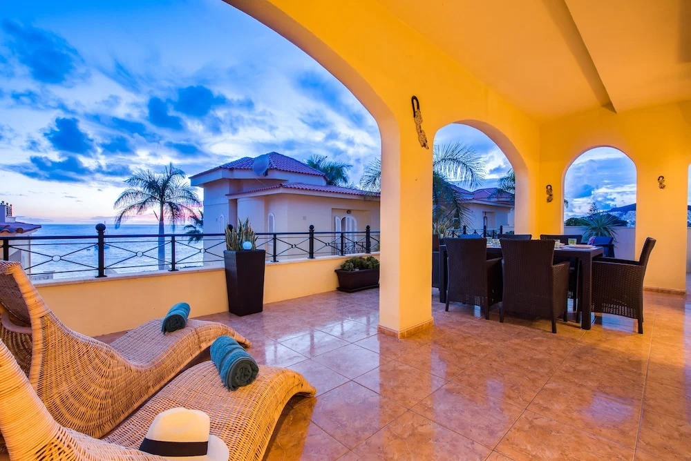 TROPICAL VILLA! Sea Front Terrace!