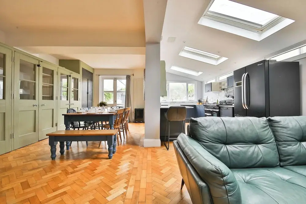 4 Bed House with Pool Table & Parking