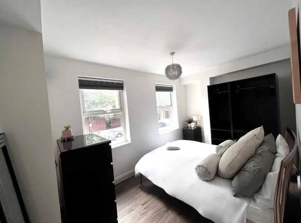 Central London 2 Bed Old Street Station Sleeps 4 to 5 Close to all attractions