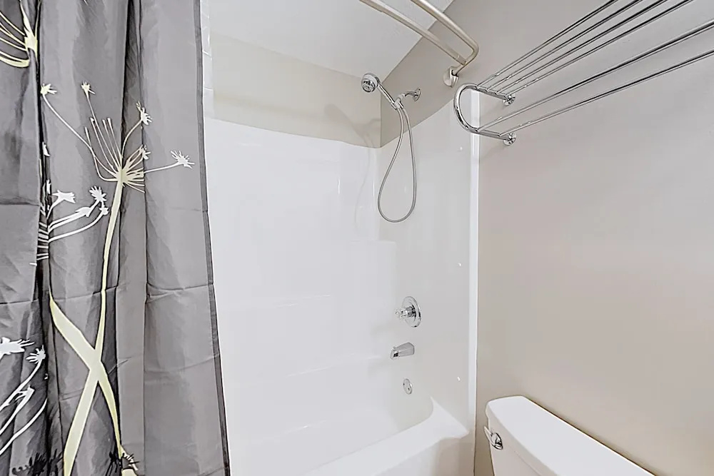 Woodland Haven: Hot Tub, Game Room, Near Downtown 3 Bedroom Home
