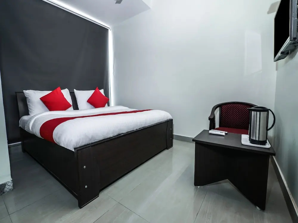 OYO 15154 Hotel Rock On