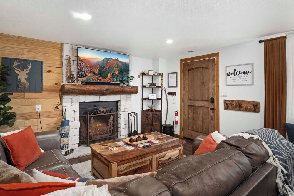 Hot Tub, 5 Mi to Winter Park! Woodsy Ruidoso Abode